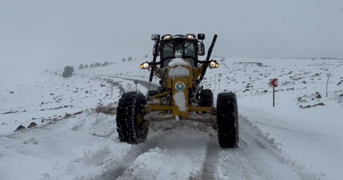 Karla Kaplanan Göbeklitepe Yolu İş Makineleriyle Açıldı