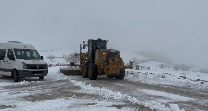 Karla Kaplanan Göbeklitepe Yolu İş Makineleriyle Açıldı