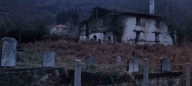 600 Yıllık Tarihi Cami Ve Mezarlar, Defineciler Tarafından Talan Edildi