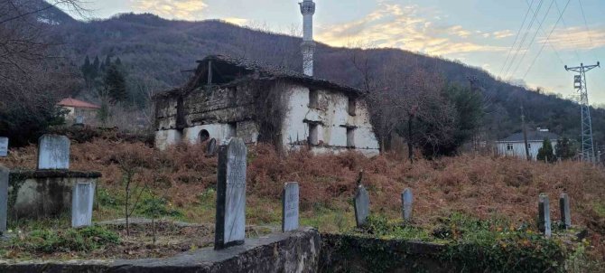 600 Yıllık Tarihi Cami Ve Mezarlar, Defineciler Tarafından Talan Edildi
