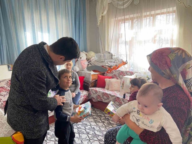 Kaymakam Çelik’ten Yeni Doğan Bebeklerin Ailelerine Ziyaret