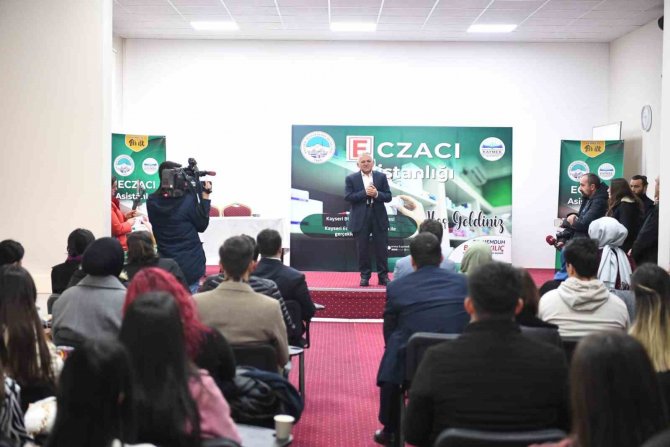 Türkiye’de İ̇lk Olan Eczacı Asistanlığı Kursu’nda İ̇lk Ders Zili Çaldı