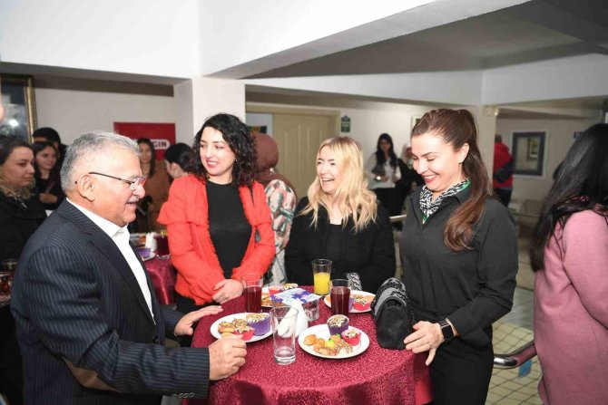 Türkiye’de İ̇lk Olan Eczacı Asistanlığı Kursu’nda İ̇lk Ders Zili Çaldı