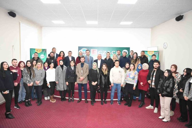 Türkiye’de İ̇lk Olan Eczacı Asistanlığı Kursu’nda İ̇lk Ders Zili Çaldı