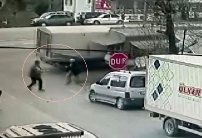 Köpeğe Çarpmamak İçin Manevra Yaptı Kamyonete Çarptı