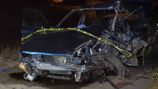 Otomobil İle Kamyonet Kafa Kafaya Çarpıştı: 1 Ölü, 3 Yaralı