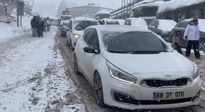 Uludağ’a Akın Eden Tatilciler, Trafikte Uzun Kuyruklar Oluşturdu