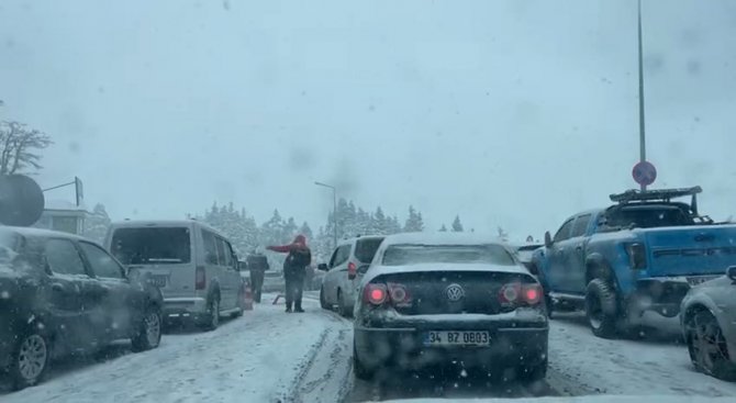 Uludağ’a Akın Eden Tatilciler, Trafikte Uzun Kuyruklar Oluşturdu