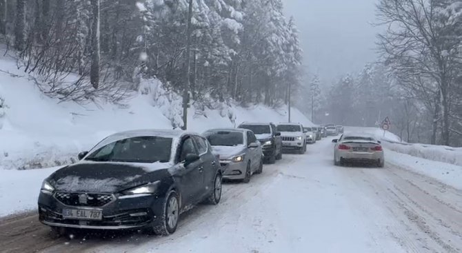 Uludağ’a Akın Eden Tatilciler, Trafikte Uzun Kuyruklar Oluşturdu