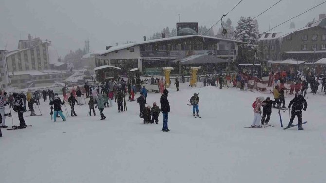 Yarı Yıl Tatilinin Son Haftasında Uludağ’da Pistler Doldu Taştı