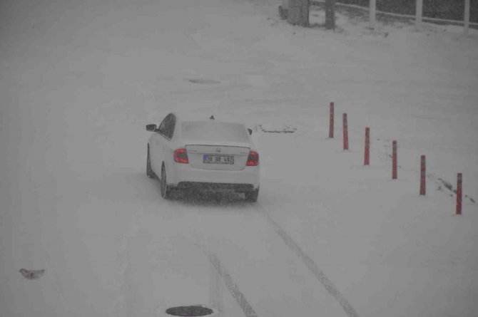 Mardin’de Kar Yağışı Araç Sürücülerine Zor Anlar Yaşattı