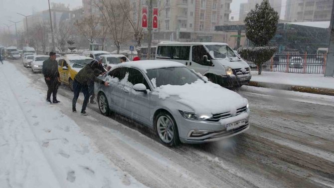 Mardin’de Etkili Olan Kar Yağışı Sürücülere Zor Anlar Yaşattı