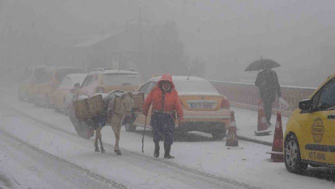 Mardin’de Etkili Olan Kar Yağışı Sürücülere Zor Anlar Yaşattı