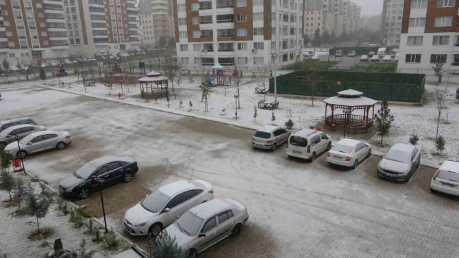 Diyarbakır’da Beklenen Kar, Şehir Beyaza Büründü