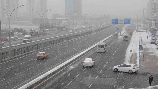 Diyarbakır’da Beklenen Kar, Şehir Beyaza Büründü