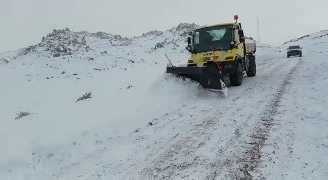 Siirt’te Yoğun Kar Yağışı Nedeniyle Köy Yolları Ulaşıma Kapandı