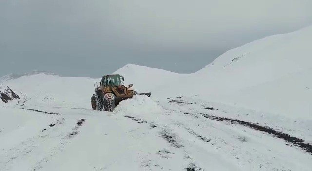 Siirt’te Yoğun Kar Yağışı Nedeniyle Köy Yolları Ulaşıma Kapandı