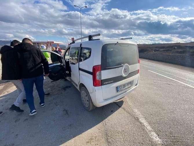 Sinop’ta İki Hafif Ticari Araç Çarpıştı: 10 Yaralı