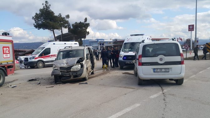 Sinop’ta İki Hafif Ticari Araç Çarpıştı: 10 Yaralı