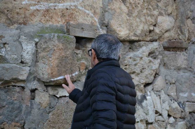 Binlerce Yıllık Tarihi Kale Surlarına Saygısızlık