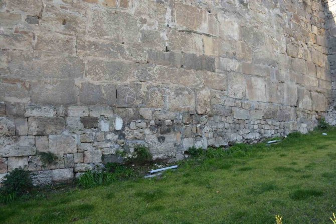 Binlerce Yıllık Tarihi Kale Surlarına Saygısızlık