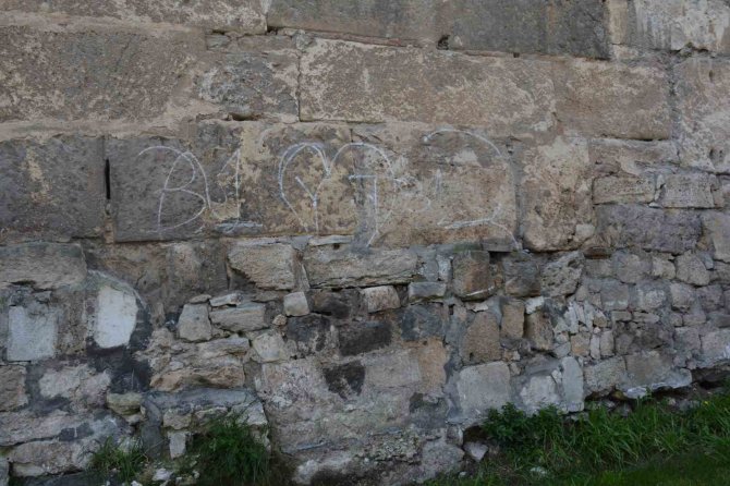 Binlerce Yıllık Tarihi Kale Surlarına Saygısızlık