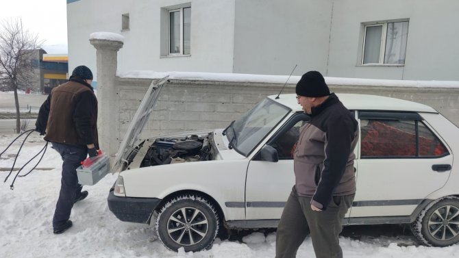 Aşkale’de Onlarca Araç Soğuk Yüzünden Çalıştırılamadı