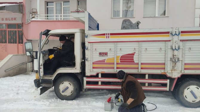 Aşkale’de Onlarca Araç Soğuk Yüzünden Çalıştırılamadı