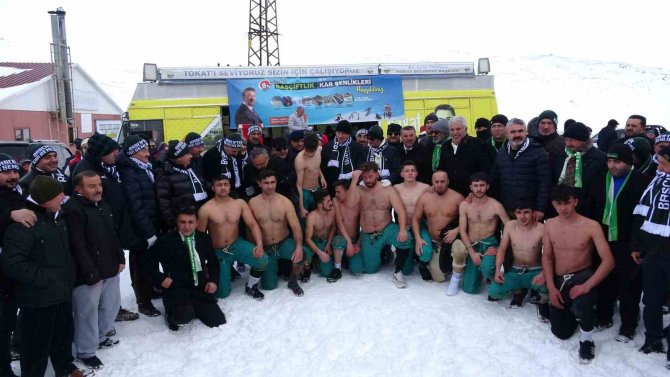 Karda Güreş Tuttular, Soğuk Havaya Meydan Okudular