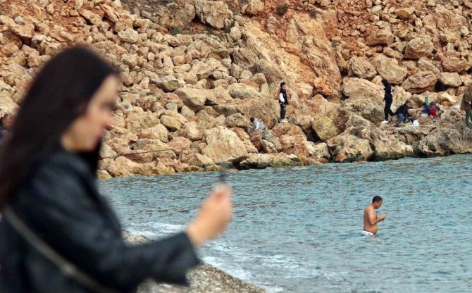 Türkiye’de Kar Esareti, Antalya’da Deniz Keyfi