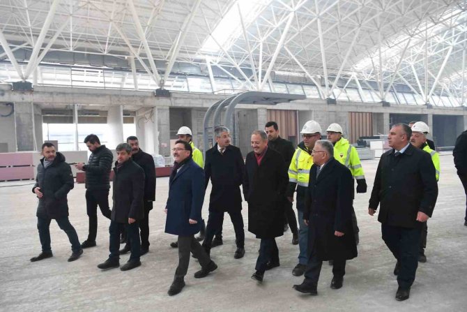 Kayseri Protokolü Kayseri Havalimanı Yeni Terminal Binası Çalışmalarını Yerinde İ̇nceledi