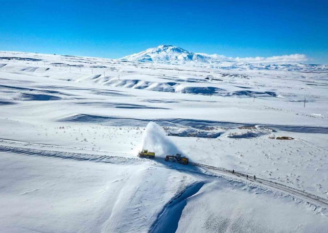 Van Büyükşehir Belediyesinden Süphan Dağı Eteklerinde Zorlu Kar Mesaisi