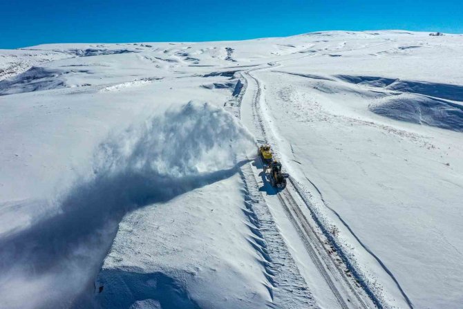 Van Büyükşehir Belediyesinden Süphan Dağı Eteklerinde Zorlu Kar Mesaisi