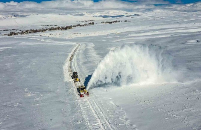 Van Büyükşehir Belediyesinden Süphan Dağı Eteklerinde Zorlu Kar Mesaisi