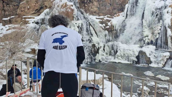 Aktivistler Bölgenin Kış Turizmine Dikkat Çekmek İçin Eksi 15 Derece Dondurucu Suya Girdiler