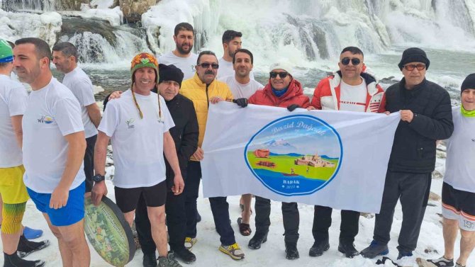 Aktivistler Bölgenin Kış Turizmine Dikkat Çekmek İçin Eksi 15 Derece Dondurucu Suya Girdiler