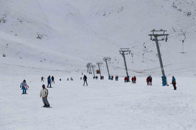 Van’da Kayak Sezonu 2 Ay Geç Başladı