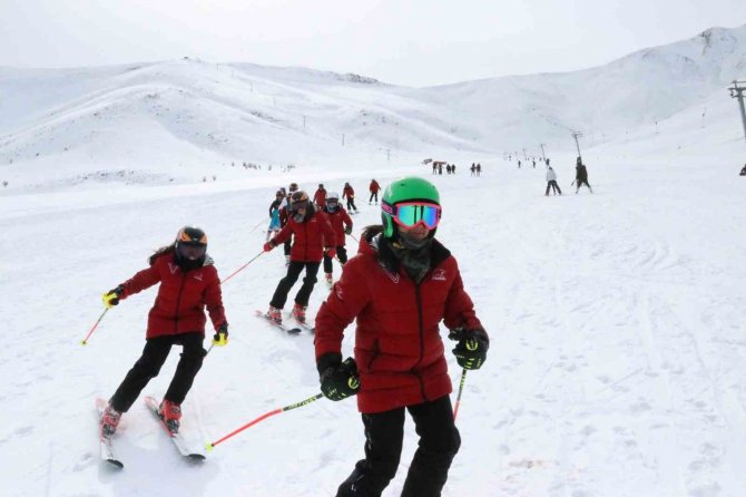 Van’da Kayak Sezonu 2 Ay Geç Başladı