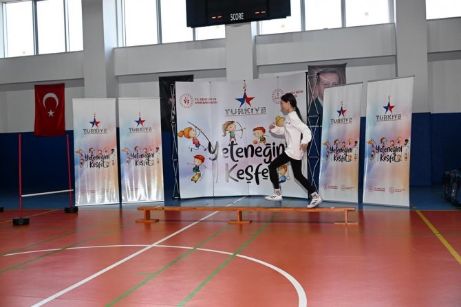 Osmaniye’de Yetenekli Sporculara Malzeme Dağıtıldı