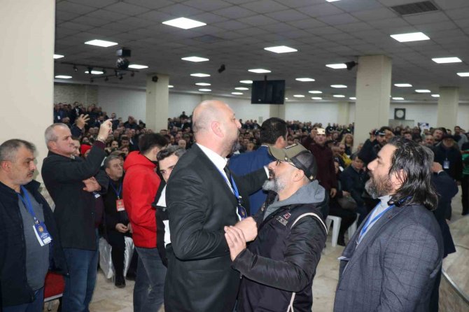 Esnaf Kefalet Kongresinde Çıkan Arbedeye Polis Müdahale Etti