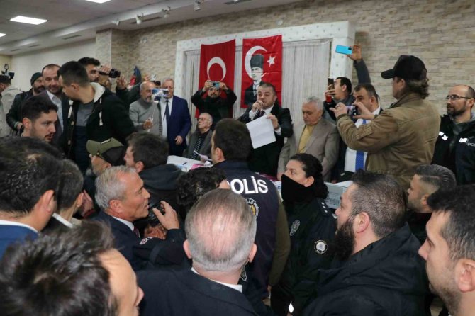 Esnaf Kefalet Kongresinde Çıkan Arbedeye Polis Müdahale Etti