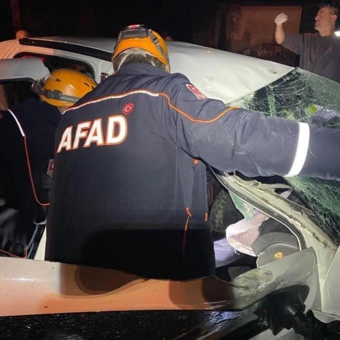 Araç Şarampole Uçtu: 2 Yaralı