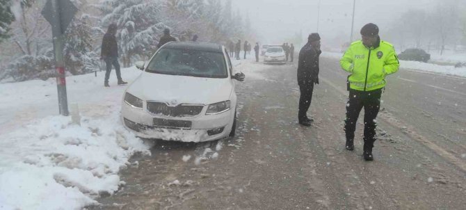 Karda Kayan Otomobil Yayalara Çarptı: 5 Yaralı