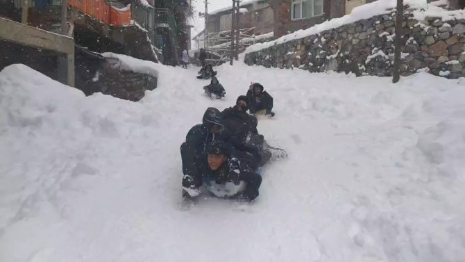 Çelikhan’da Çocukların Kar Sevinci