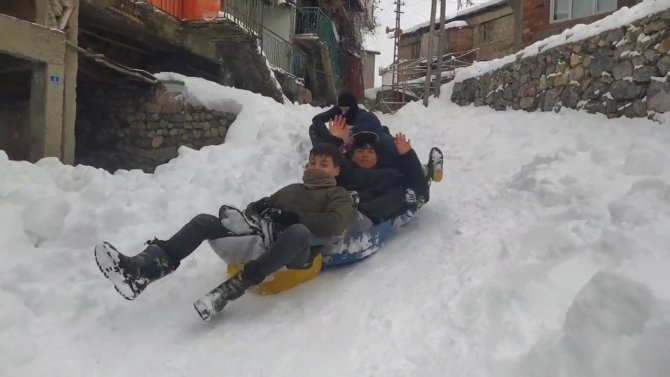 Çelikhan’da Çocukların Kar Sevinci