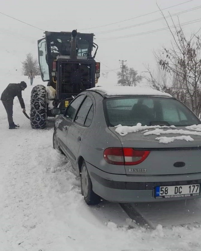 Kapanan Yolda Mahsur Sürücüyü Ekipler Kurtardı