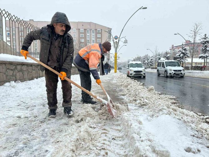 Ağrı Belediyesi Kar Çalışmalarını Aralıksız Sürdürüyor
