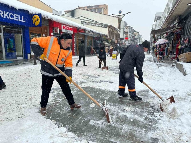 Ağrı Belediyesi Kar Çalışmalarını Aralıksız Sürdürüyor