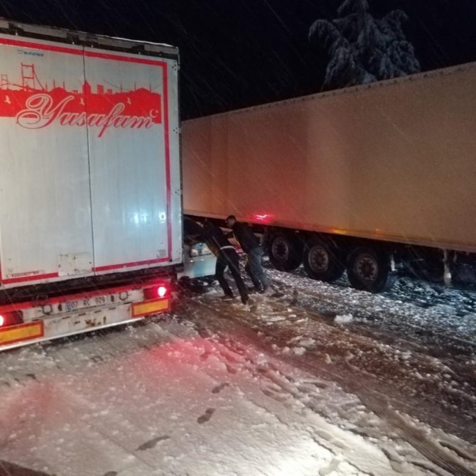 Antalya-konya Karayolu Trafiğe Kapatıldı, Sürücüler Tesislere Yönlendirildi