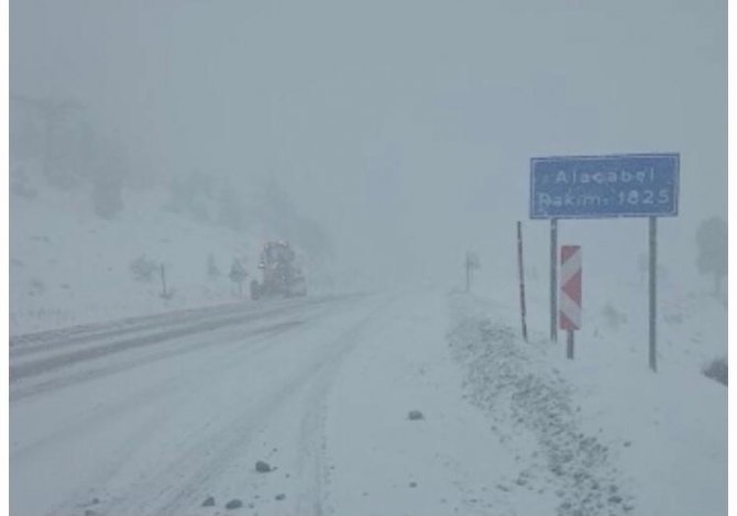 Antalya-konya Karayolu Trafiğe Kapatıldı, Sürücüler Tesislere Yönlendirildi
